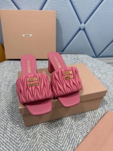 miu Miu 缪缪 ，全球各大代购官网火爆上市. 走秀场曝光、非常留行的美拉德配色平底鞋， 独特风格，非常有质感 材质：原版定制羊皮 内里：羊皮 鞋底：原版开