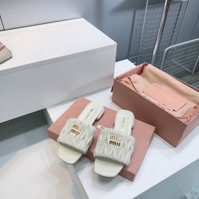 高品质出厂平跟 ！顶级品质Miumiu谬2025春夏新款柔软小羊皮皱面平跟高跟拖鞋系列！ 可甜可盐的喵喵女孩 褶皱的鞋面给这款凉拖增添不少少女心。 原版开发，各