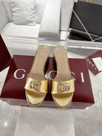 Gucci 2025春夏新款双G钻扣露趾高跟凉拖鞋每个细节皆经过精心细致打造，巧妙运用圆头和粗跟等设计元素演绎时尚复古风范。典藏的双G镶钻扣细节令人联想起品牌的 - 点击图像关闭