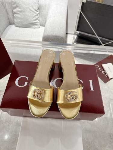 Gucci 2025春夏新款双G钻扣露趾高跟凉拖鞋每个细节皆经过精心细致打造，巧妙运用圆头和粗跟等设计元素演绎时尚复古风范。典藏的双G镶钻扣细节令人联想起品牌的