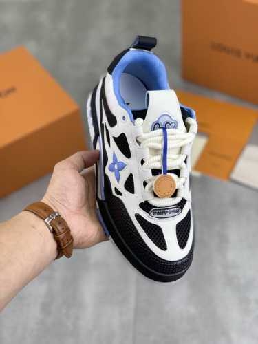 工厂P价P 实价 新款Lv Trainer 系列运动鞋出货，本款 Lv Trainer 运动鞋以正绒面和粒面牛皮革重绎 Virgil Abloh 的经典之作，再