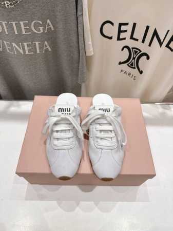 顶级出厂 皮面 Miumiu 缪缪2025Ss早春新品轻便半拖球鞋德训鞋休闲鞋，缪缪大秀上爆出的这双球鞋 后全球各大代购官网火爆上市. 简单很随意不羁又能体现单 - 点击图像关闭