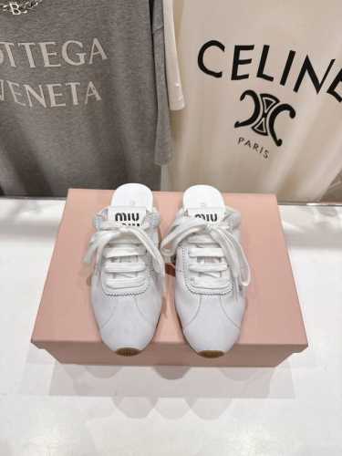 顶级出厂 皮面 Miumiu 缪缪2025Ss早春新品轻便半拖球鞋德训鞋休闲鞋，缪缪大秀上爆出的这双球鞋 后全球各大代购官网火爆上市. 简单很随意不羁又能体现单