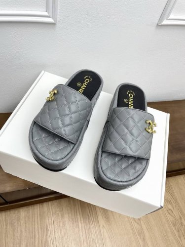 Chanel2025新款菱格增高厚底一字拖鞋 众多明星网红上脚，国内外博主刷爆的一个百搭系列，春夏衣橱搭配必备 凉鞋首选. 鞋面：羊皮 内里: 进口水晶羊皮内里