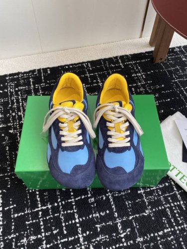代购级女 男 Bottega Veneta Bv葆蝶家 25Ss新款 阿甘鞋 德训运动鞋 Sneaker科技尼龙和绒面打造，灵感来自复古球鞋，全新演绎经典运动鞋