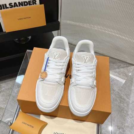 工厂价： 飞机盒5 原版开发 品质出货 欢迎对比 Lv板鞋系列 Lv Trainer Maxi运动鞋将成衣系列的宽松廓形引入virgilabloh笔下的lvtr - 点击图像关闭