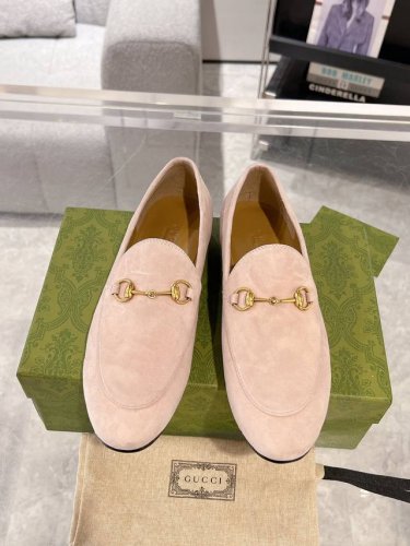 Gucci Jordaan系列女士乐福鞋 作为Gucci设计传承的杰出代表 马衔扣乐福鞋生动彰显经典优雅格调 这款鞋履甄选黑色漆皮打造 匠心融蕴浅金色调经典马衔