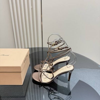 Gianvit* Ross*2025早春新款凉鞋 娇气又不失气质优雅的一款单品这个新春值得入手 现代优雅风格，女人味十足 让您在舒适中彰显时尚性格。 鞋面：漆皮