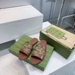 高品质出厂 顶级品质Gucci古驰2025春夏五金扣D字链条扣老花布平底 粗跟拖鞋系列 原版一比一 踮脚工艺同原版一样 中跟拖鞋 凉鞋 配最新D扣作为品牌的标志