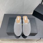 出厂: 独家顶级版本 小众Alaia 2025Vs春季单鞋系列 平底半拖单鞋 阿莱娅还有另外性感的一面 配上不同款式，不同风格都能轻松驾驭，无论牛仔裤，西装裤，