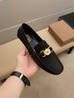 品牌范思哲，鞋面头层进口牛皮+女神女妖美杜莎金属铁扣头像，女妖致命诱惑，无法抗拒[调皮][调皮]头层内里羊里，原版进口耐磨橡胶底，官网出品穿着舒适。精致简约，更