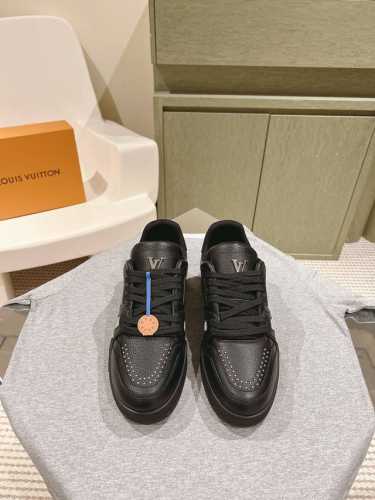 情侣款必备！ LV代购级新色现货供应！经典驴家全系列！LVTrainer PVC 运动鞋, 每个款式配色都很赞！Trainer的脚感真的非常不错，惊喜满满银色不