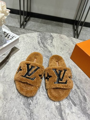 滴胶款 LV驴牌24ss新款羊毛拖鞋頂级品质纯皮毛一体羔羊毛打造！米超温暖的感觉，穿上仿佛踩在云朵上，精致高级！让这双毛拖身价陡增！鞋底是原版开模的防滑橡胶大底