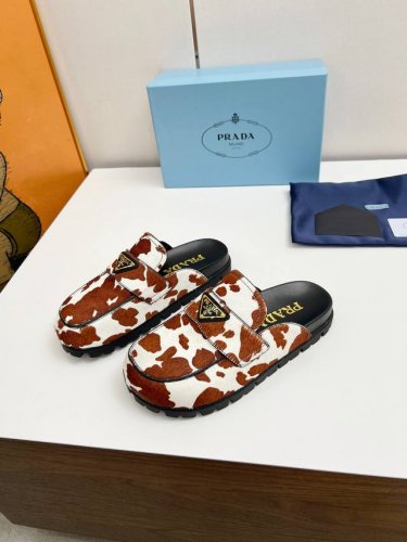 市场顶级版 ss prada普拉达三角标奶牛配色牛皮 顶级品质 集优雅知性复古可爱于一身 鞋面 原版马毛牛皮 内里 牛皮里 原版 意大利发泡大底 30色供应 s