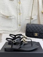 厂价 Chane* ｜小香25C春夏新品 山茶花双C珍珠夹脚凉鞋！ 这一季的凉鞋实在是太好看了吧！ 都是美眉们必不可少的出行单品 此款凉鞋上脚非常的舒适 非常显