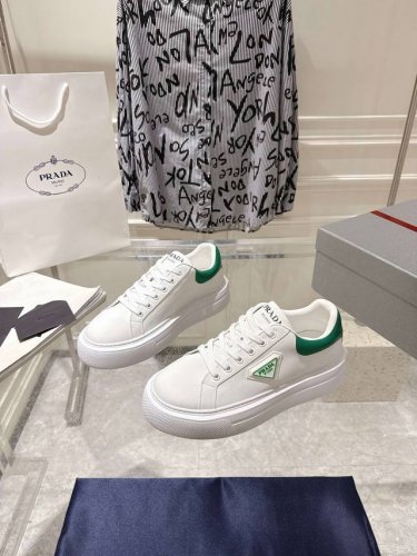 出 prada 普拉达 2025Ss新款 情侣款厚底小白鞋滑板鞋休闲运动鞋 顶级版本原版购入开发做货 这款普拉达运动鞋采用超酷拼接撞色设计 独特风格理念 侧面装