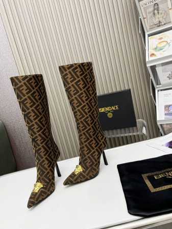 Versace&Fendi 世纪联名之作 面料：原版FF字母组合花布 内里：进口混种羊皮 鞋垫：进口混种羊皮 配饰：原版美杜莎金属扣 尺码：35－42 出厂价 - 点击图像关闭