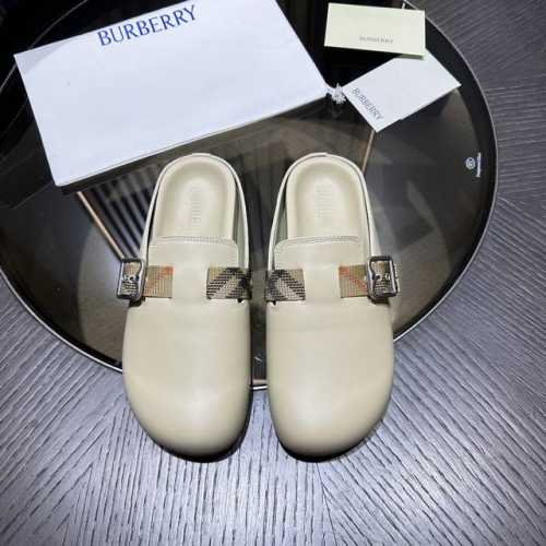 burberry Urchin拖鞋 选用柔软反绒面革面料打造 于意大利工坊精制而成 融入格纹图案压花 搭配压纹鞋底 其上点缀典藏品牌徽标 设有可调式 B 字型扣