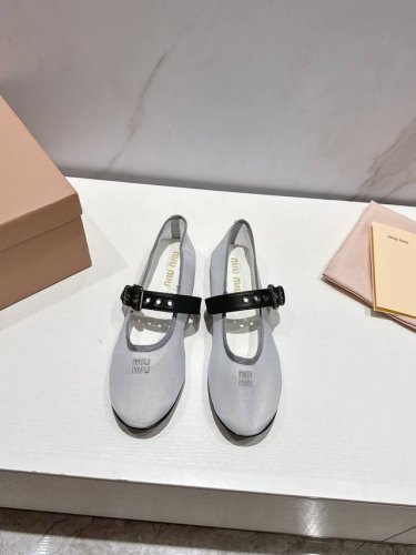 Miu Miu 25夏季芭蕾舞鞋 每一寸都在诠释法式少女的优雅基因 终于等到这双让心跳漏拍的玛丽珍 Miu Miu本季用顶级小羊皮打造的芭蕾舞鞋 把 少女心 和