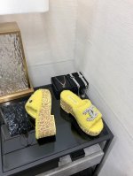 出厂价 顶级 品质 .香家2024坡跟毛拖 皮毛一体羊羔卷毛面 垫脚 小羊皮内里 原版1比1开模水台云纹 珍珠水晶扣 原版1比1开模橡胶底 Size：35-41