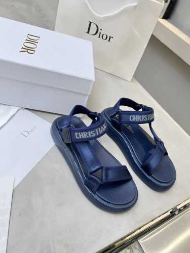 Dior迪奥春夏最新款魔术贴凉鞋、1:1高端版本，超多明星网红种草、经典的版型设计上迪奥logo五金点缀、超好看超百搭、上脚非常柔软.原版发泡大底。3色可选 码