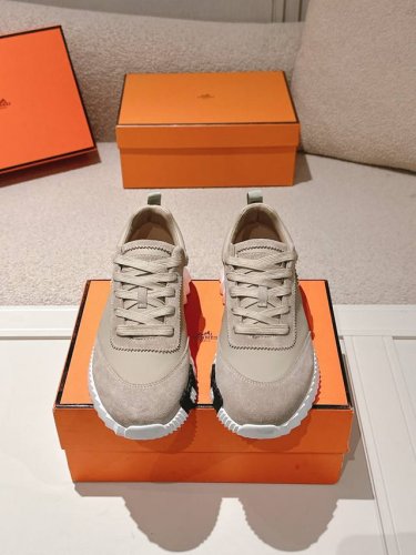 ΗErmes 男款Size:39-44 45定做 爱马仕H家经典休闲运动鞋 情侣款休闲之履运动老爹鞋结合高科技帆布与麂皮山羊皮，在橡胶鞋底上饰以夸张“H”字母，