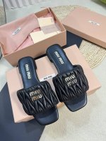 Miumiu 缪缪新款拖鞋 高品质闭眼入 超好穿搭 采用羊皮鞋面 人工缝线褶皱 羊皮垫脚内里更加柔软舒服 小字母五金Mlu Mlu 原版真皮大底 约1.5Cm