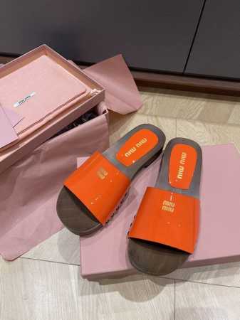 出厂 袜子+10 上新Miumiu 缪.缪.25春夏秀场漆皮袜套木屐凉鞋拖鞋 市面顶级原单版，Zp对比做货，所有细节都跟柜上一致：包括鞋面皮料，鞋垫内里皮料、刻 - 点击图像关闭
