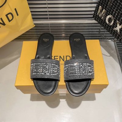 橙子出厂价p fendi 芬迪 初夏新款 满钻平底拖鞋 一字拖 休闲凉拖 颜色 黑 白 粉 棕 金 银 码数 35-42