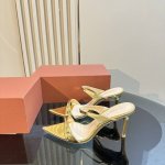gianvito rossi 2024 经典款尖头高跟拖鞋这双高跟尖头拖鞋，高端真皮材质简直太赞啦！细腻的触感，仿佛在与肌肤轻柔对话。尖头的造型，流露出时尚的韵