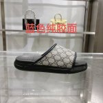 gucci］ Size：40-46 2025古奇男士新款夏季新款男款一脚蹬凉拖鞋 该单品的灵感源自意大利海岸的夏季精神和海滩俱乐部，是 Gucci Lido 的