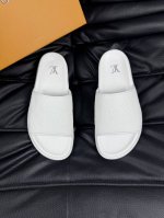 38-45 Louis V*高端精品 奢品拖鞋 1:1高端品质 休闲阳光宽松舒适型 最高版本高品质精品 经夏季必入哦