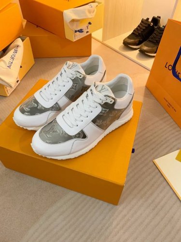 出厂价pp No:09588 Louis Vuitton 路易威登 全新Run Away运动跑鞋5D反光系列 此款路易威登吸取经典跑鞋的设计精髓 创造标志性Ru
