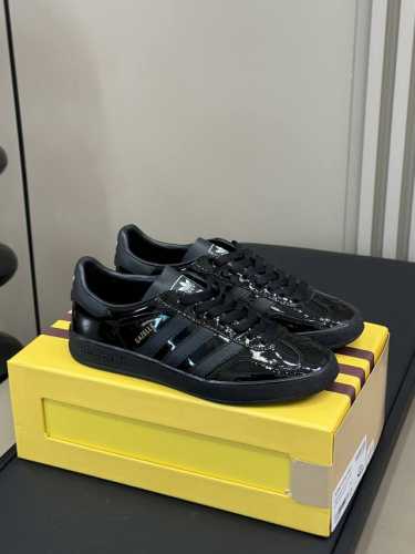 gucc x adi new arrival～ G家阿迪联名运动鞋第三弹 玩味复古德训鞋，70年代运动风，融汇了两个品牌丰富优秀的历史传承及标志性的设计语言，塑