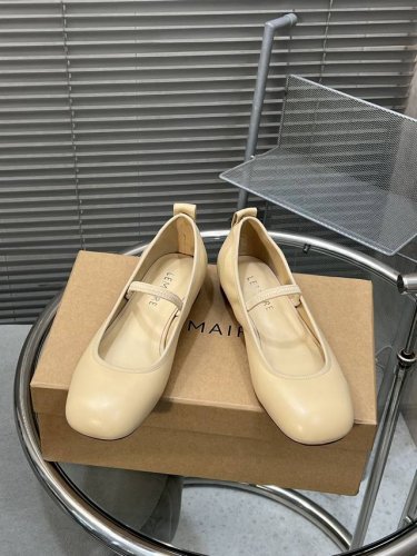出厂 P380 25S早春新款圆头玛丽珍单鞋奶奶鞋 专注做美鞋的Lemaire最新款，这款走的有一些的极简主义风格！更贴合日常生活，圆又饱满的鞋头，搭配线条简单