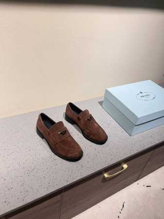PRADA 2024普拉达秋季最新款经典型定形底粗跟圆头乐福鞋 新款楦型线条升级修改，官方最新线条，大底是新版成型大底更加柔软轻便，款式延续了普拉达一贯的一脚蹬 - 点击图像关闭
