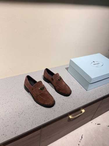 PRADA 2024普拉达秋季最新款经典型定形底粗跟圆头乐福鞋 新款楦型线条升级修改，官方最新线条，大底是新版成型大底更加柔软轻便，款式延续了普拉达一贯的一脚蹬