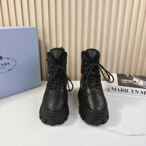 最新PRADA普拉达:新奇别致的柔软牛皮面，纯羊毛里，独特的设计的风格，为此款复古风雪地靴注入心裁别出的设计巧思 4.5厘米橡胶鞋底 涂珐琅金属配件 凹凸鞋底花