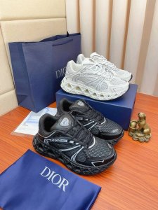 实价： Dior* Kawa迪奥联名2025新款休闲运动鞋，以 Dior 的高订风格重新演绎跑步鞋。B35运用了质感细腻的皮革和网眼布面材质拼接而成，四季可穿，