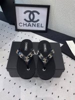 Chanel新款早春拖鞋 高版本出货 各大社交平台热门晒图 质感上脚是非常柔软舒服的 原版进口羊皮 原版五金扣 意大利真皮大底 Size：35-39 40 41
