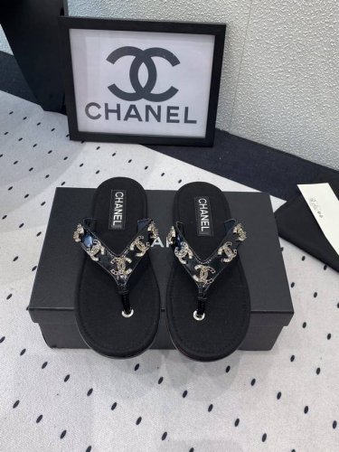 Chanel新款早春拖鞋 高版本出货 各大社交平台热门晒图 质感上脚是非常柔软舒服的 原版进口羊皮 原版五金扣 意大利真皮大底 Size：35-39 40 41