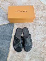 男款 Louis Vuitton 25Ss 沙滩拖 又一爆款 最新 顶配版本 一出即巅峰的超爆款的老花拖鞋面包的脚感 软绵绵的超舒服 今年驴粉们太有福了 爱了