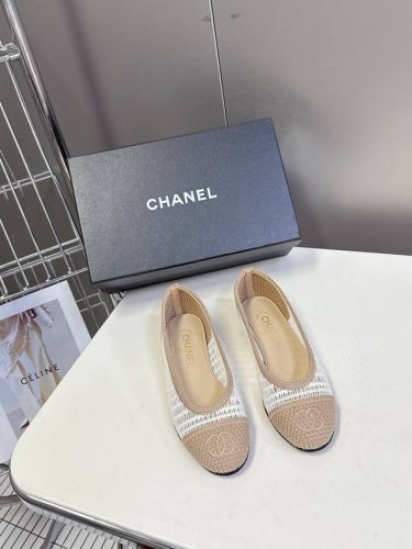 Chanel香奈儿经典芭蕾舞单鞋 超经典的鞋型设计 永不过时的穿搭 这款芭蕾舞单鞋第一眼看上就被种草了根据天气变化自由穿搭 套上袜套春夏秒变可爱单鞋 秒变魔法公