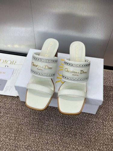 工厂p价p 迪奥 Dior 2025 春夏新款 D-Lane 果冻色镂空粗跟女鞋 Cd字母Logo五金扣低跟圆头露趾凉拖鞋 市面顶级版本 材质:鞋面进口小牛皮+