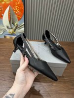 BrunelloCucinelli 。时尚高跟凉鞋上新款了。面料：进口羊绒。内里羊皮，纯铜珠链，上脚美观大方，百分百原版开发。原版包装，码数35 －42。35