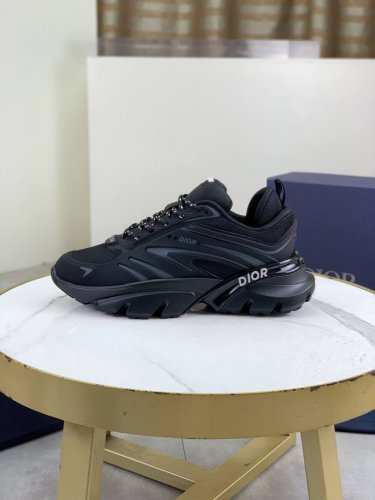 工厂P价P 顶级版本 迪奥Dior Chrono 高版本运动跑步鞋 2025新品，以白色和黑色网眼织物搭配皮革效果镶片，两侧饰以电脑打印 Cd 标志、鞋舌上的星