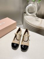 出厂价 。跟高4.5.cm顶级品质 Miu Miu2025夏季新款火爆款全新超美链条装饰搭配 时尚淑女气质十足 双色拼接 又不乏美艳色彩外侧附带弹力象巾 上脚非