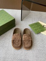 Gucci 2025新品厚底互扣式刺绣大G横带穆勒鞋 勃肯半拖 官网同步 原版一比一复刻 最高版本 全新系列聚焦基础廊形与经典细节 这款便鞋选用品牌独具辨识度的