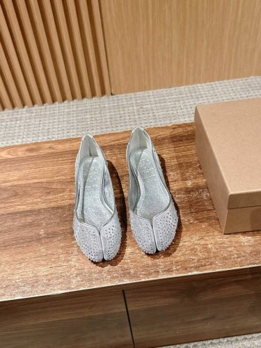 克里斯提 鲁布托联名马吉拉分趾高跟单鞋 Maison Margiela 与 Christian Louboutin 推出首个联名鞋履系列 全新合作以两种互相交融