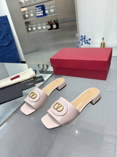 工厂P 华伦25Ss新品拖鞋，V扣又一完美的设计，抛弃了一贯铆钉元素、化繁为简、更加精致耐看上脚尽显优雅气质♀♀♀♀♀ 鞋面：进口牛皮 内里：羊皮 大底：意大利
